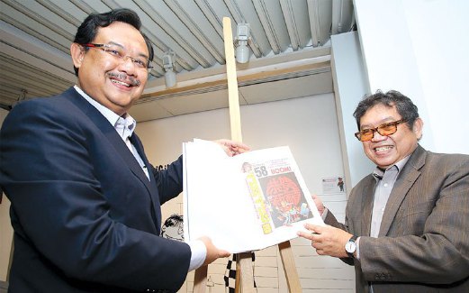LAGI LAGI GILA GILA dirasmikan oleh Pengarah Galeri PETRONAS Rosli Abdul Rahim (kiri) bersama kartunis terkenal negara, Datuk Lat.