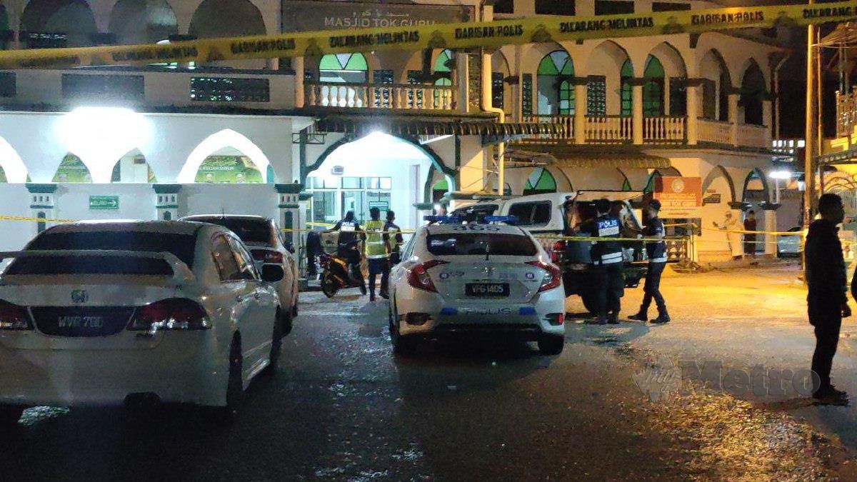 POLIS menjalankan siasatan di lokasi seorang lelaki dipercayai mempunyai masalah mental maut dipercayai dipukul di Masjid Tok Guru Pulau Melaka. 