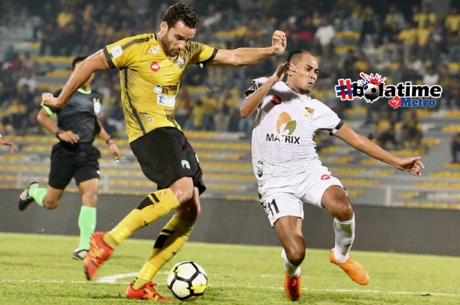 GILMAR (kiri) diasak pemain Negeri Sembilan, Mohd Aizulridzwan Razali dalam saingan Liga Super 2018 di Stadium Perak, Ipoh, malam tadi. FOTO Abdullah Yusof.