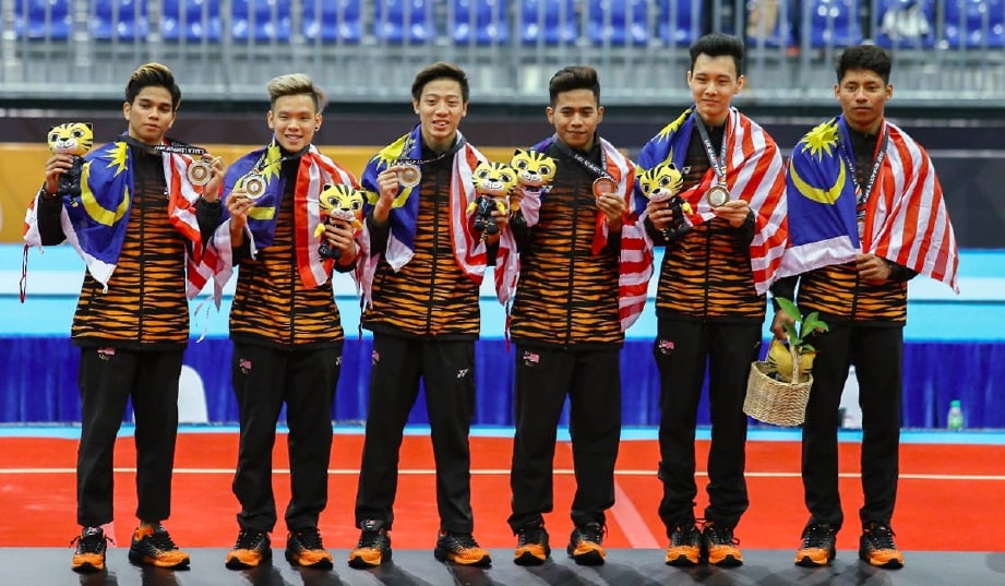 Atlet gimnastik Malaysia yang memenangi pingat perak acara Artistik Lelaki Berpasukan, malam tadi. - Foto MUHD ZAABA ZAKERIA