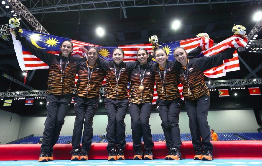 Atlit gimnas Malaysia ceria bersama pingat emas dimenangi. FOTO HM/MUHD ZAABA ZAKERIA