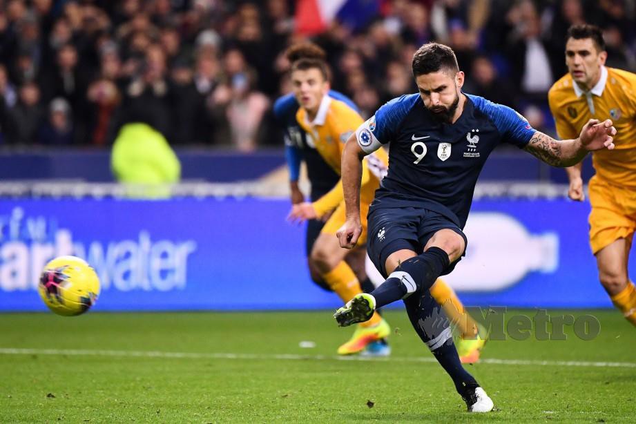 GIROUD (kanan) menyepak masuk sepakan penalti pada minit ke-79 di Stade de France. — FOTO AFP