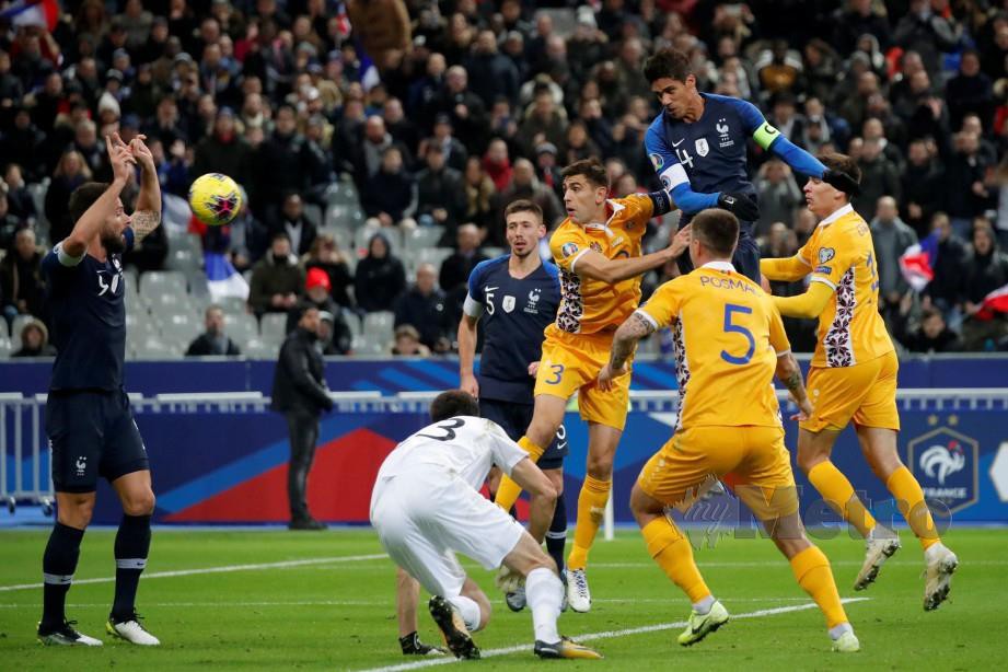 VARANE (dua kanan) menanduk masuk gol penyamaan Perancis. — FOTO Reuters