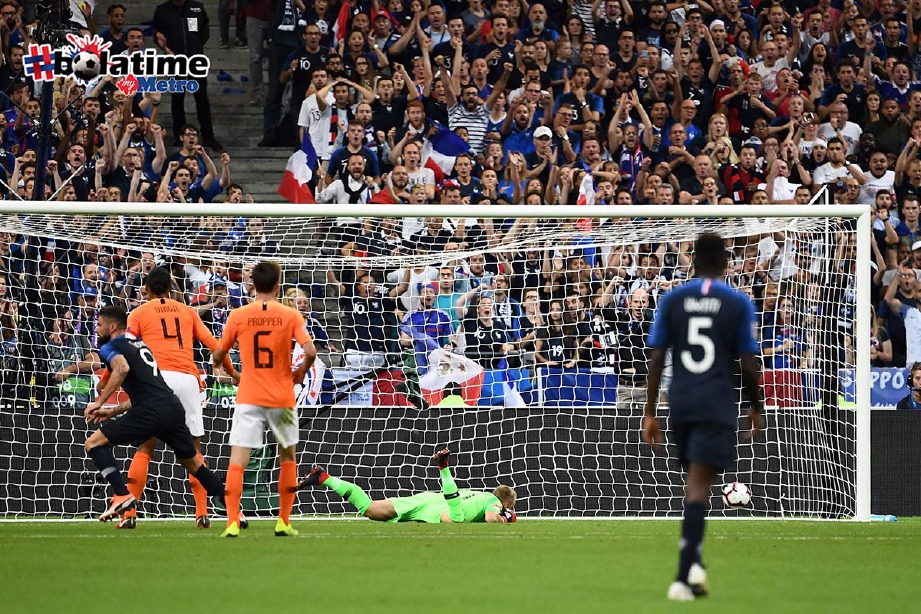 GIROUD (kiri) jaring gol kedua Perancis ketika menewaskan Belanda awal pagi tadi. -Foto Reuters