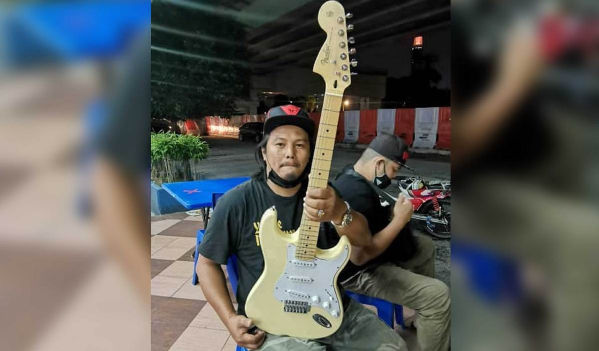 UCHOP menunjukkan gitar Fender Stratocaster yang dihadiahkan kepadanya.