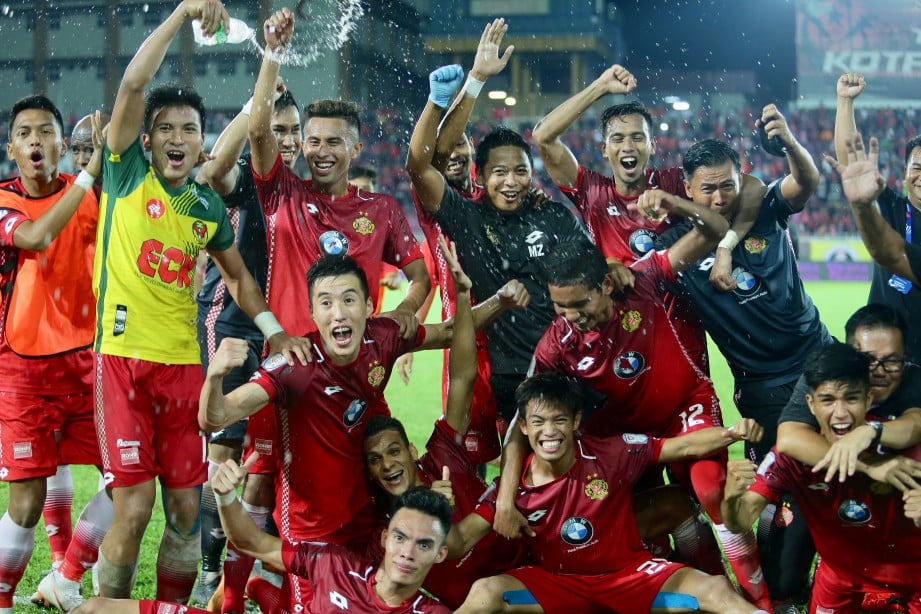 PASUKAN Kelantan meraikan kemenangan layak ke suku akhir Piala Malaysia selepas menumpaskan Kedah. -Foto FATHIL ASRI