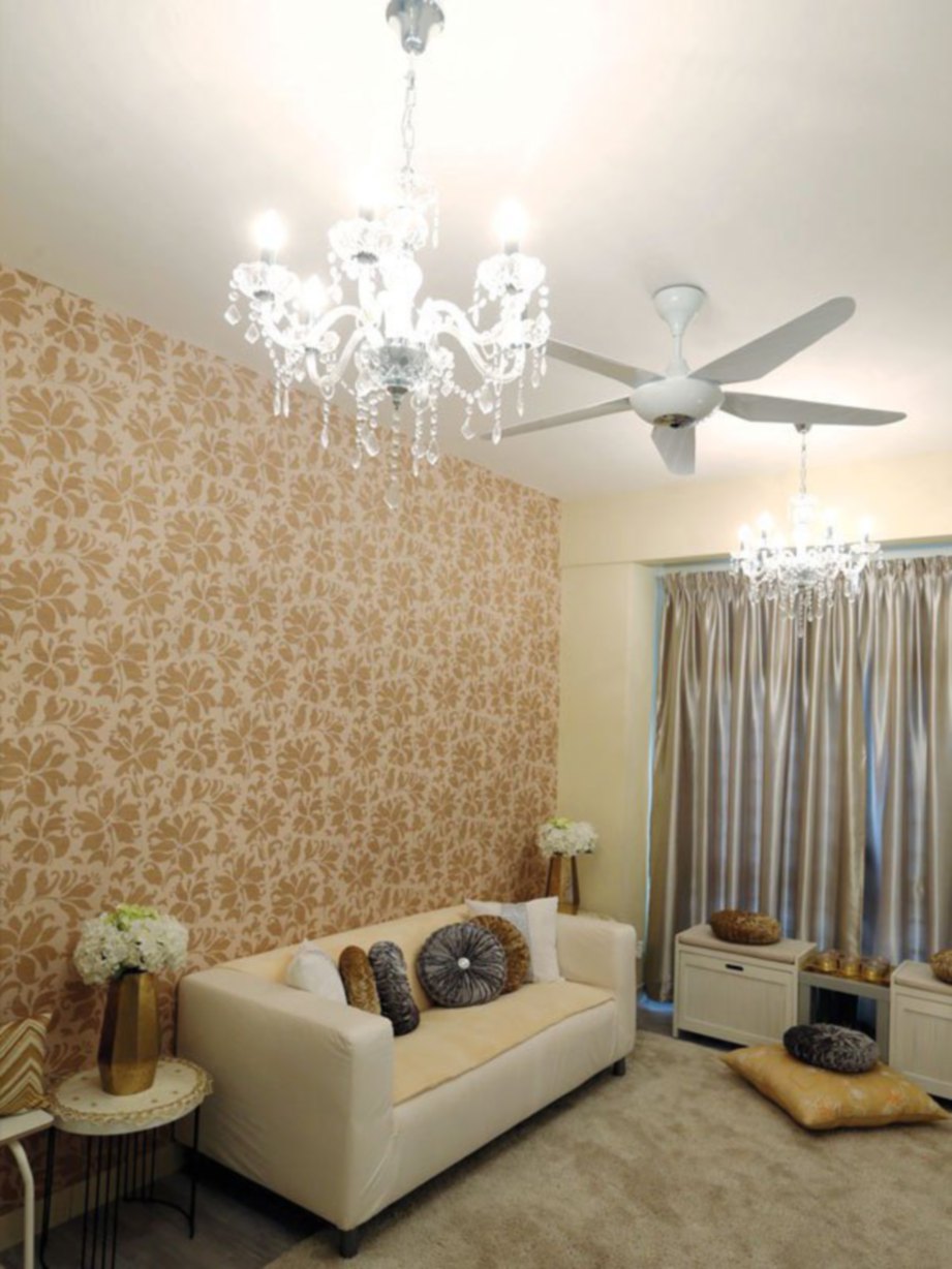  LATAR kertas dinding corak berbunga dan sofa ringkas dengan kemasan eksklusif membuatkan sesiapa saja rasa lebih dihargai.