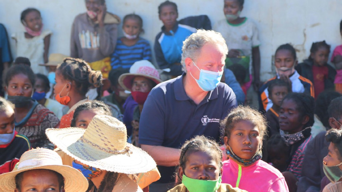 David ketika bertemu dengan kanak-kanak yang mengalami kekurangan nutrisi ketika mengunjungi pusat bantuan di selatan Madagascar. - Foto Ihsan UN