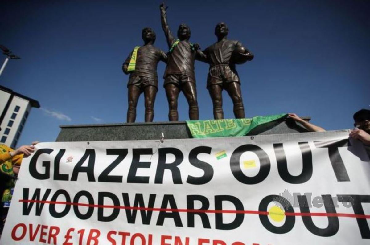 PENYOKONG Manchester United melakukan protes terhadap keluarga Glazer di Old Trafford pada 24 April 2021. FOTO FAIL REUTERS 