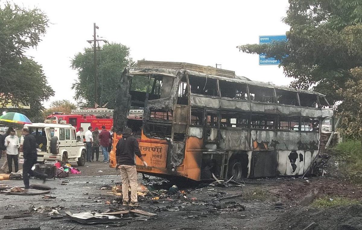Keadaan bas yang terbakar. - FOTO Agensi