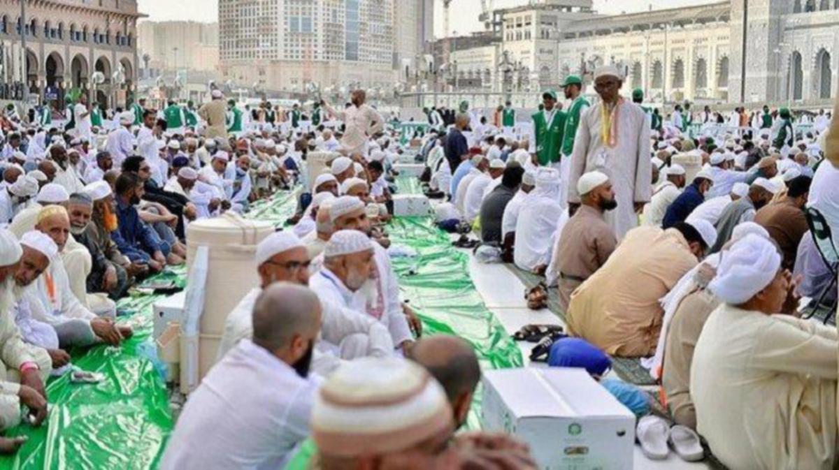 Sebahagian umat Islam yang menikmati hidangan berbuka puasa. - FOTO Agensi