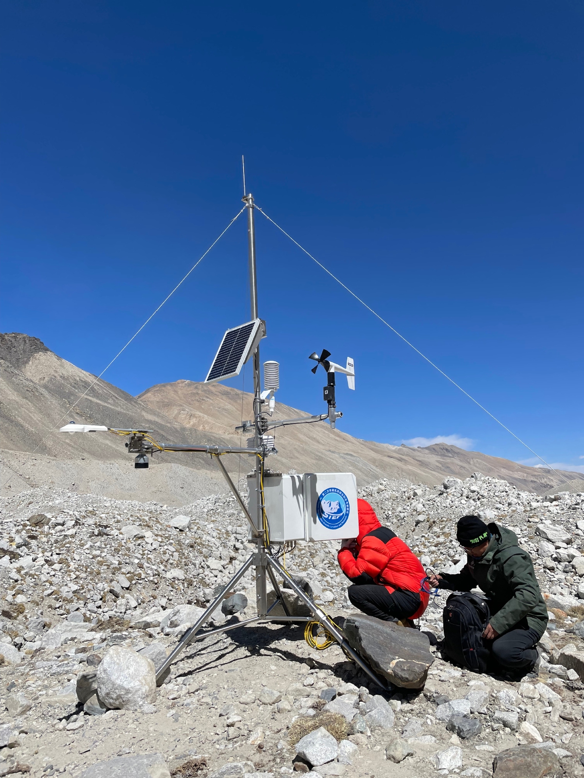 Stesen pemantauan meteorologi automatik di puncak Gunung Qomolangma. - FOTO Agensi