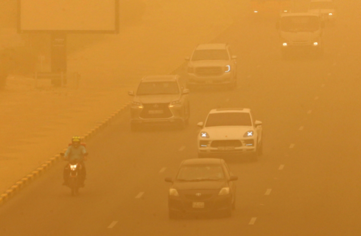 Keadaan jalan raya yang diselubungi pasir di Kuwait City, Kuwait. - FOTO AFP