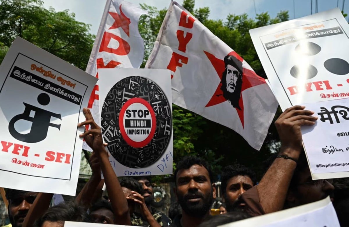 Sebahagian pelajar universiti mengadakan protes berikutan tindakan kerajaan menggunakan bahasa Hindi di negeri yang tidak berturur dalam bahasa Hindi. - FOTO AFP