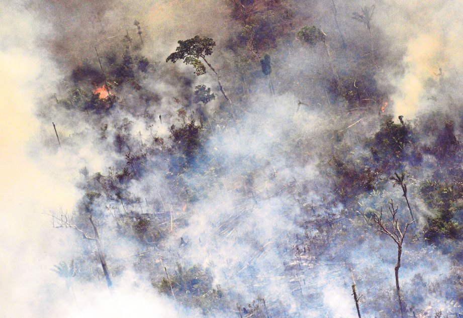 GAMBAR menunjukkan asap setinggi 2 kilometer dari hutan hujan Amazon. FOTO AFP