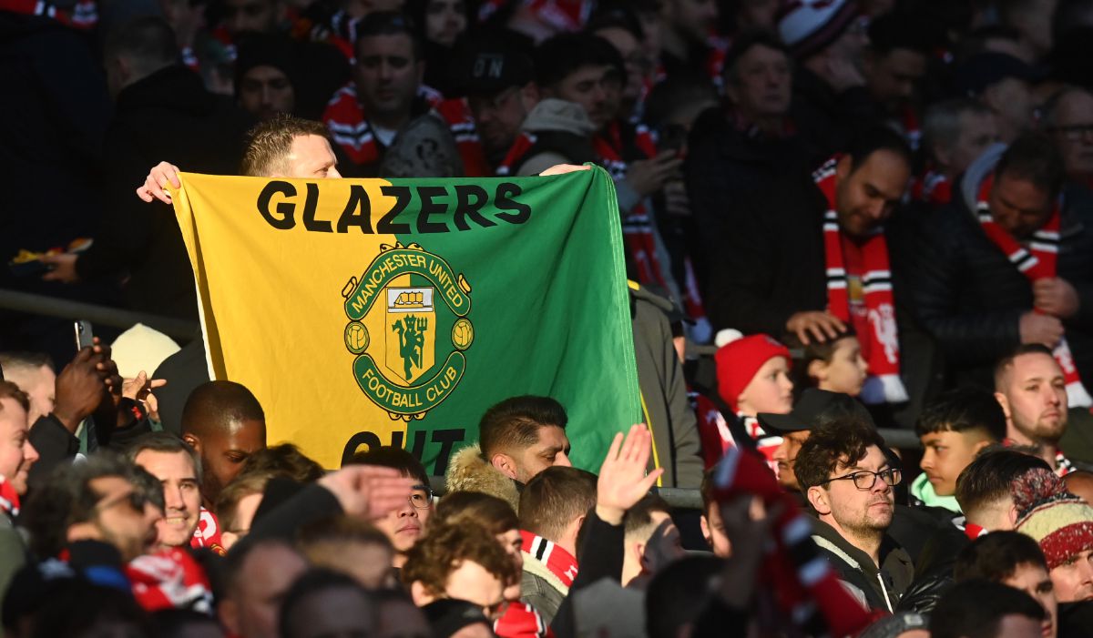 KAIN sepanduk yang menggesa Glazers keluar dari Old Trafford dikibarkan ketika final Piala Liga di London.