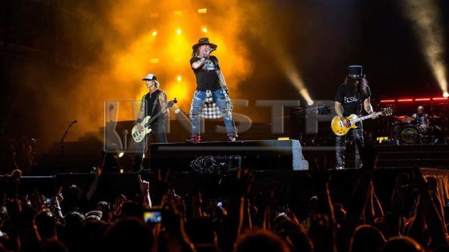 AXL Rose (tengah) bersama Duff McKagan (kiri) dan Slash kembali bergabung.