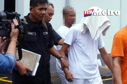 Abdullah Saofi, 51, (menutup kepala dengan tuala putih) di bawa keluar dari mahkamah hari ini, selepas dijatuhi hukuman gantung sampai mati kerana mengedar 76.39 gram dadah methampetamine pada Disember 2006. - Foto ZAMAN HURI ISA