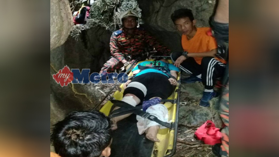 ANGGOTA bomba membantu penuntut Institut Perguruan Tengku Ampuan Afzan yang cedera selepas terjatuh ke dalam gua ketika sedang mendaki di Gua Bama Relung, Kuala Lipis, hari ini. FOTO Ihsan JBPM