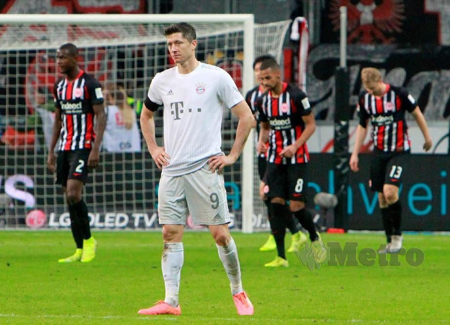 Penyerang Bayern Munich,Robert Lewandowski (depan) kecewa selepas pasukannya tewas 1-5 kepada Eintracht Frankfurt. FOTO AFP