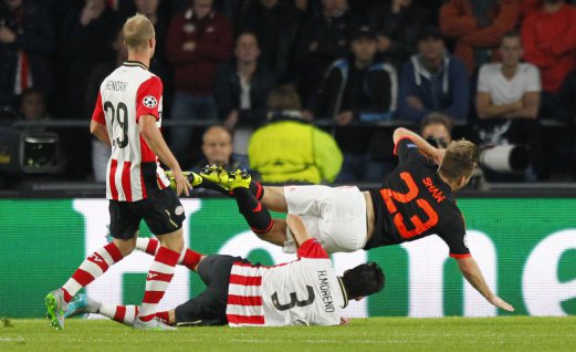 Cabaran Moreno (3) menyebabkan Shaw mengalami patah kaki di Philips Stadion Eindhoven semalam. PIX Reuters