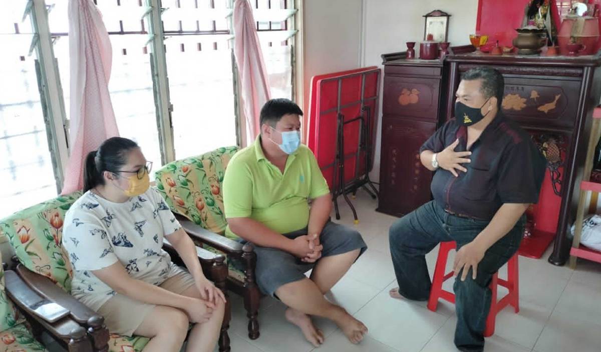 ZULKIFLI (kanan) menziarahi ibu bapa kanak-kanak lelaki yang maut kemalangan, Sio Siew Ying (kiri) dan Goh Cheng Boon (tengah) di rumah mereka di Taman Air Manis. FOTO Amirul Aiman Hamsuddin