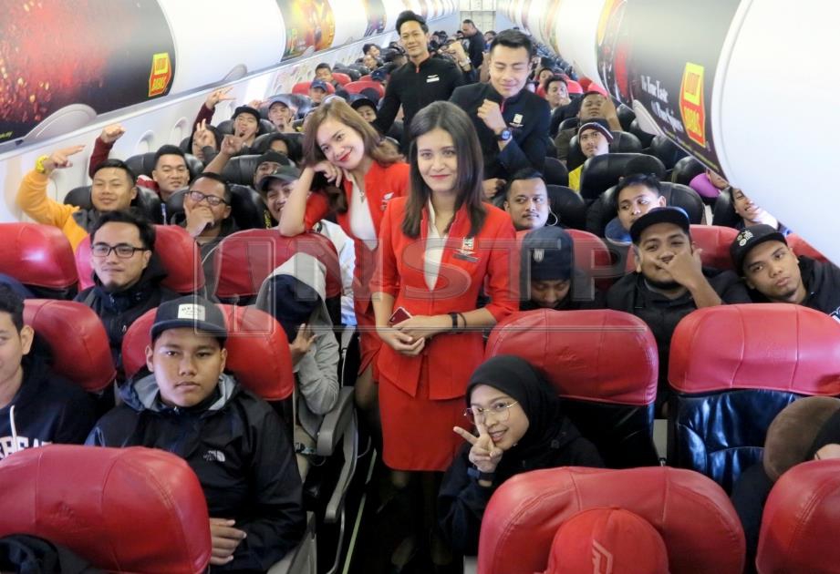 ANAK Kapal bergambar bersama penumpang yang terdiri daripada Ultras Malaya didalam pesawat khas AirAsia menuju ke Hanoi. FOTO/MOHAMAD SHAHRIL BADRI SAALI
