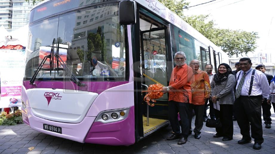Khalid di majlis pelancaran laluan tambahan bas GoKL Laluan Hab Titiwangsa-Mindef, Kuala Lumpur, hari ini. FOTO Bernama