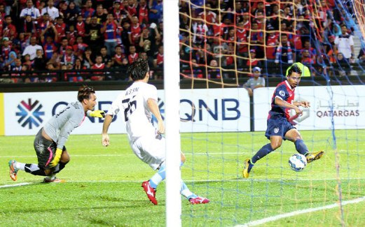 SAFIQ (kanan) jaring gol pembukaan Johor DT.
