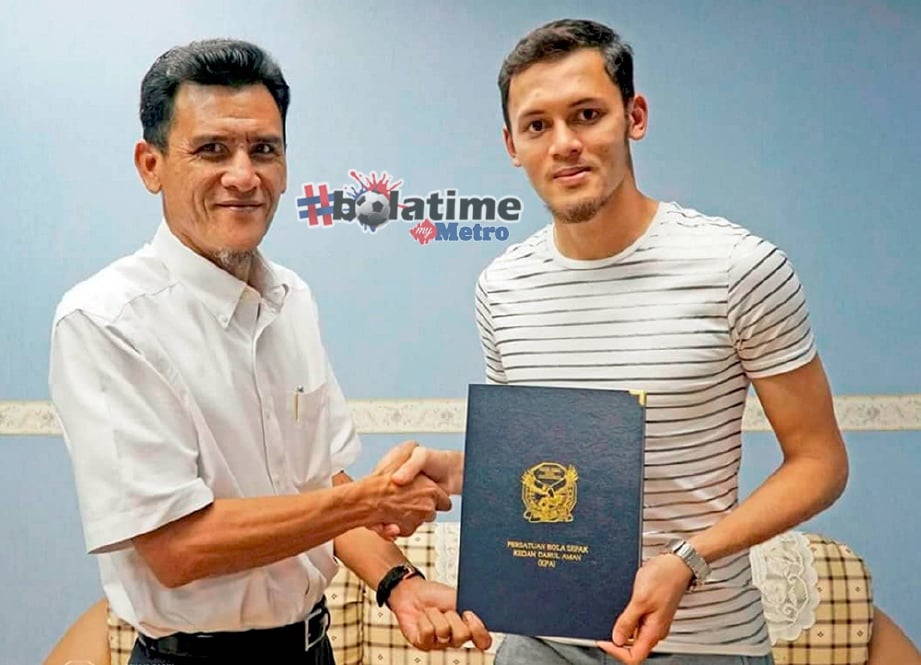 RAMADHAN (kanan) bersalaman dengan Yusdi selepas majlis menandatangani kontrak bersama Kedah FA bagi baki saingan musim 2018 di Alor Setar pada 29 Mei 2018. FOTO/IHSAN KFA