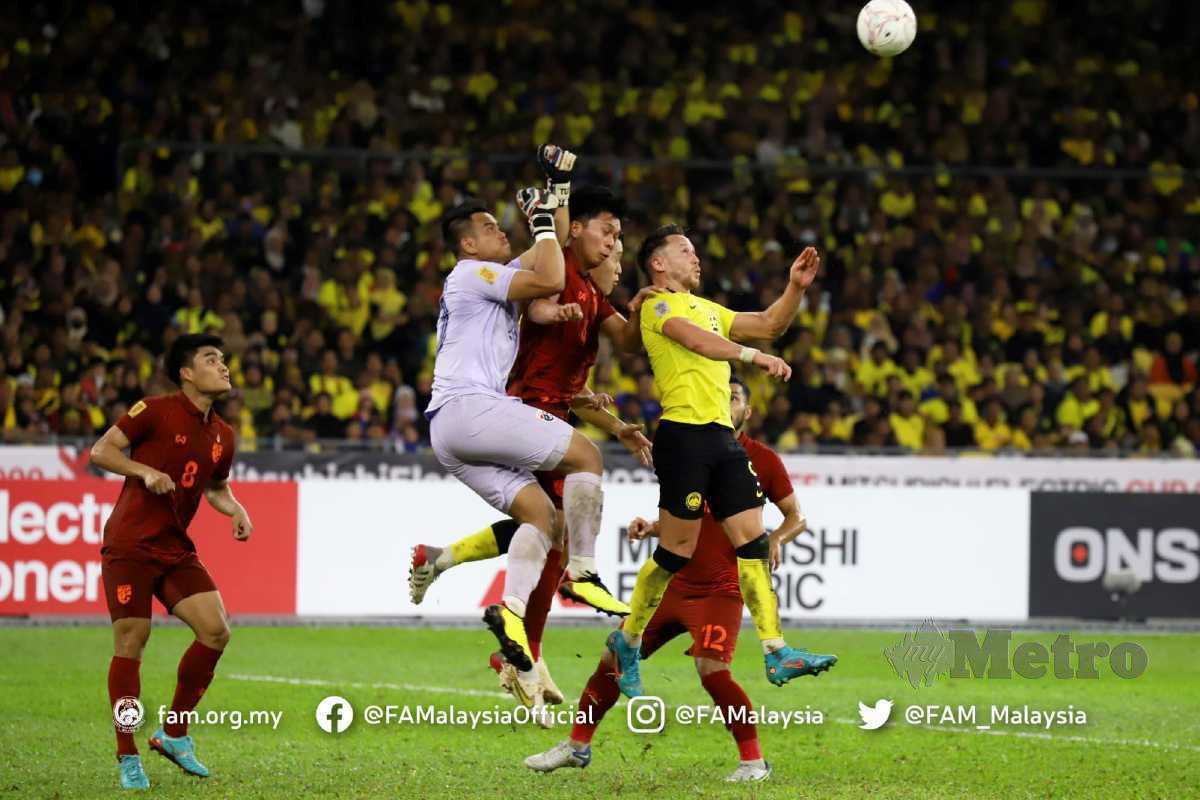 KITTIPONG dilihat ‘menyiku’ pertahanan sendiri, tetapi Dae Yong membatalkan gol kedua Malaysia. FOTO FB FAM.