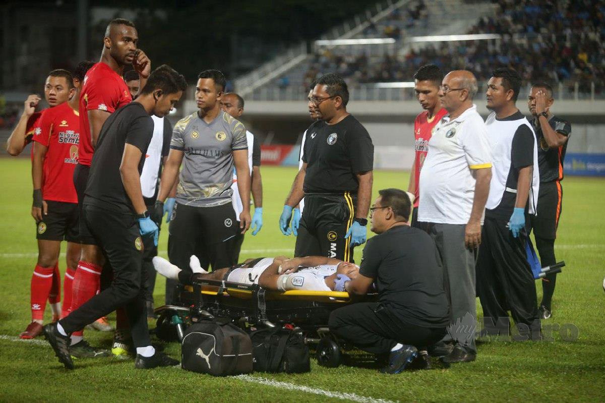 PENJAGA gol NSFC, Sikh Izhan Nazrel Sikh Azman dikejarkan ke hospital dengan ambulans selepas cedera rahang pada perlawanan Liga Super 2023 di Stadium Bandaraya Pulau Pinang, malam ini, FOTO MIKAIL ONG