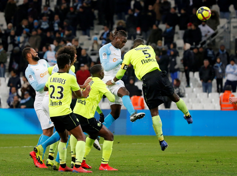 BALOTELLI (dua dari kanan) menanduk masuk gol tunggal Marseille. FOTO/AFP
