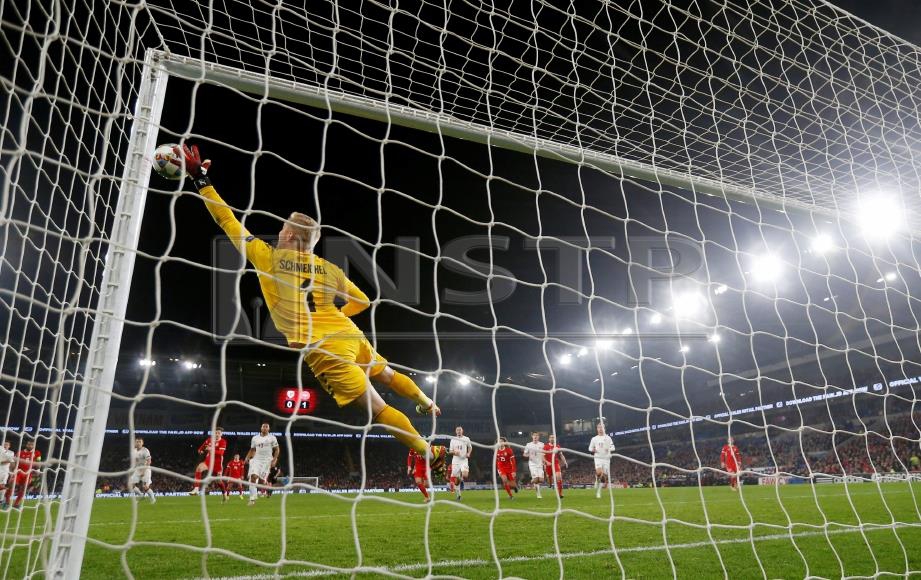 PENJAGA gol Denmark, Kasper Schmeichel menyelamatkan gawang. FOTO/REUTERS  