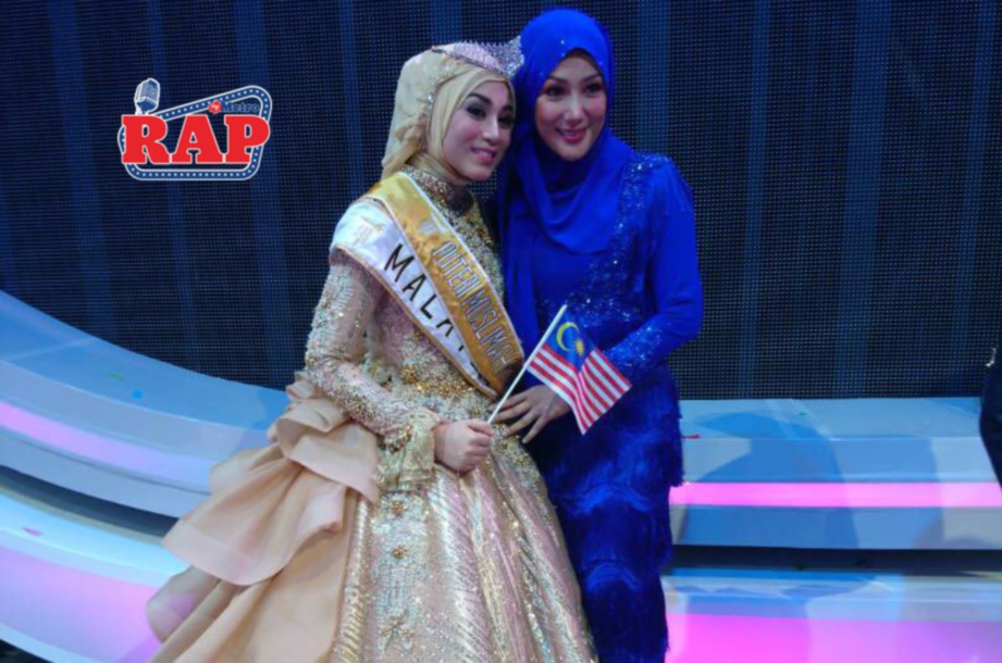 UYAINA (kiri) bergambar dengan Erra Fazira selepas diumumkan sebagai juara Pertandingan Puteri Muslimah Asia 2018 di Jakarta, malam tadi. FOTO/ Rudy Imran Shamsudin