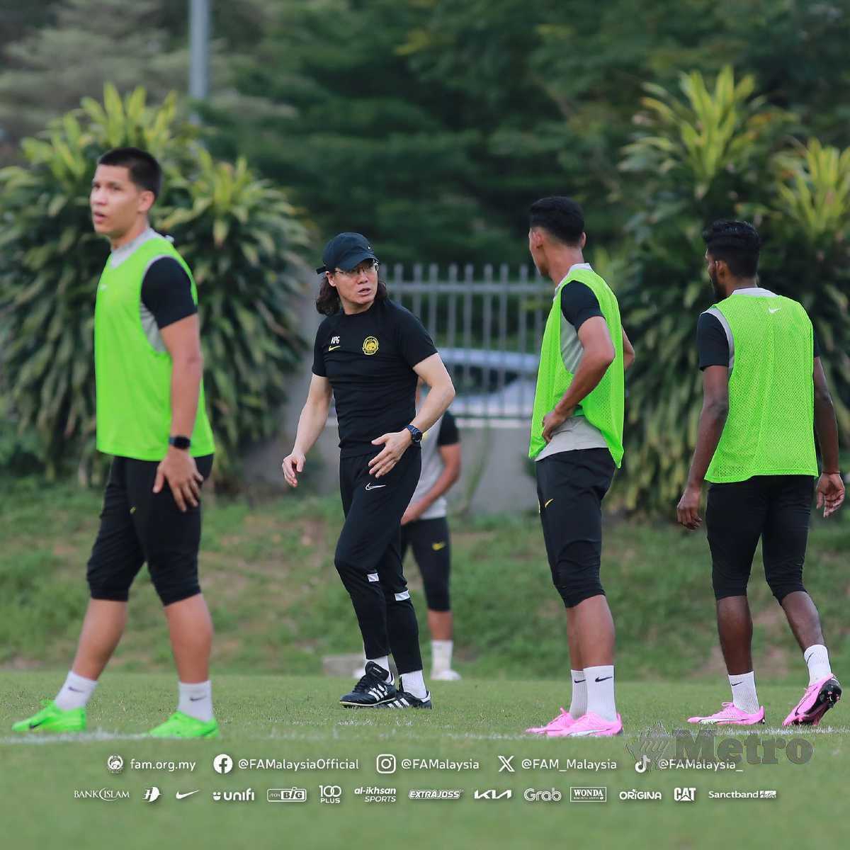 PAN-gon (dua dari kiri) memberi arahan kepada pemain Harimau Malaya ketika latihan di Wisma FAM. FOTO FB FAM