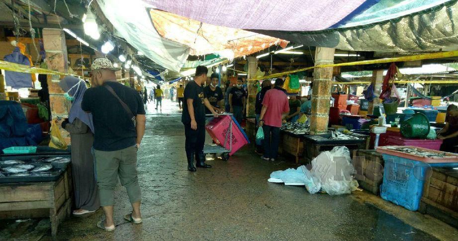 TIADA pembelian panik di pasar borong Kampung Gong Pauh selepas kerajaan negeri mengumumkan penutupan semua pasar utama ini bagi membolehkan ops nyah cemar diadakan esok. FOTO Baharom Bakar