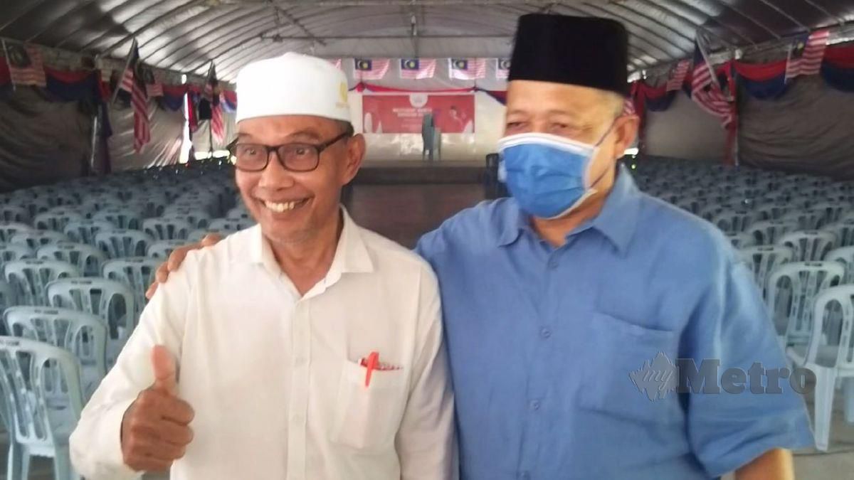 SHAHIDAN (kanan) bersama Shukri yang juga Pesuruhjaya Pas Perlis ketika ditemui di Pusat Khidmat Datuk Seri Shahidan Kassim di Kubang Gajah, Arau. FOTO Aizat Sharif