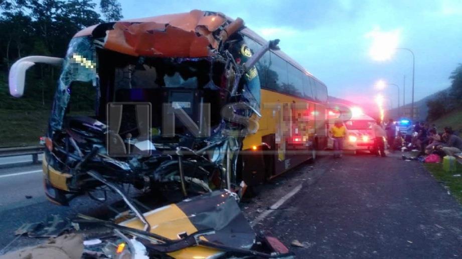 KEADAAN bas ekspres yag terbabit dalam kemalangan dengan treler di Kilometer 305.2 Lebuhraya Utara-Selatan dekat Gua Tempurung di Gopeng, hari ini. FOTO Ihsan JBPM