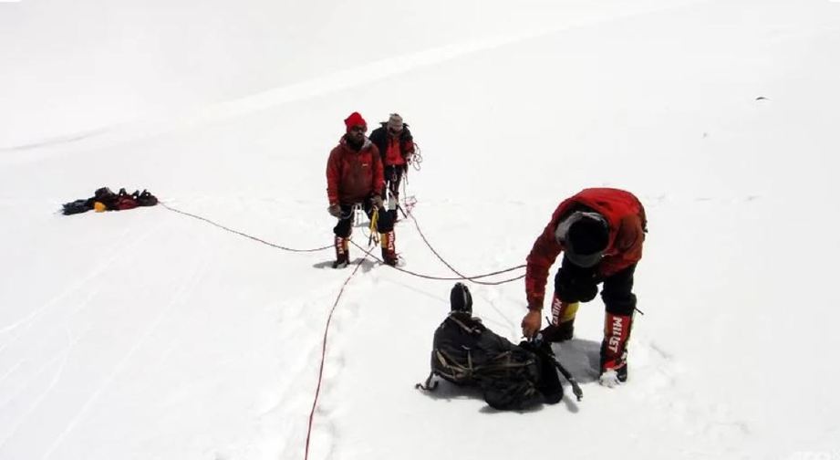 MAYAT tujuh pendaki ditemui terbenam dalam salji.