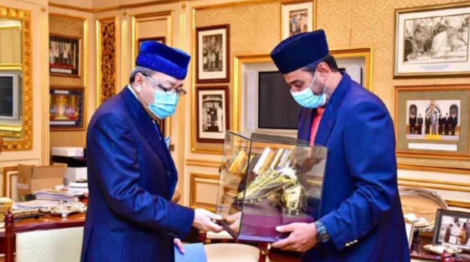 SULTAN Selangor, Sultan Sharafuddin Idris Shah berkenan membeli Kasut Emas milik bekas pemain bola sepak kebangsaan, Khalid Jamlus. - Foto ihsan FB Selangor Royal Office 