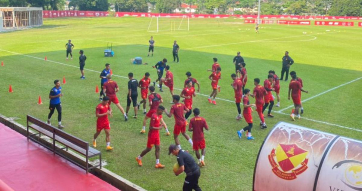 SKUAD Selangor FC menjalani latihan di Kompleks Latihan Persatuan Bolasepak Selangor (FAS), hari ini.