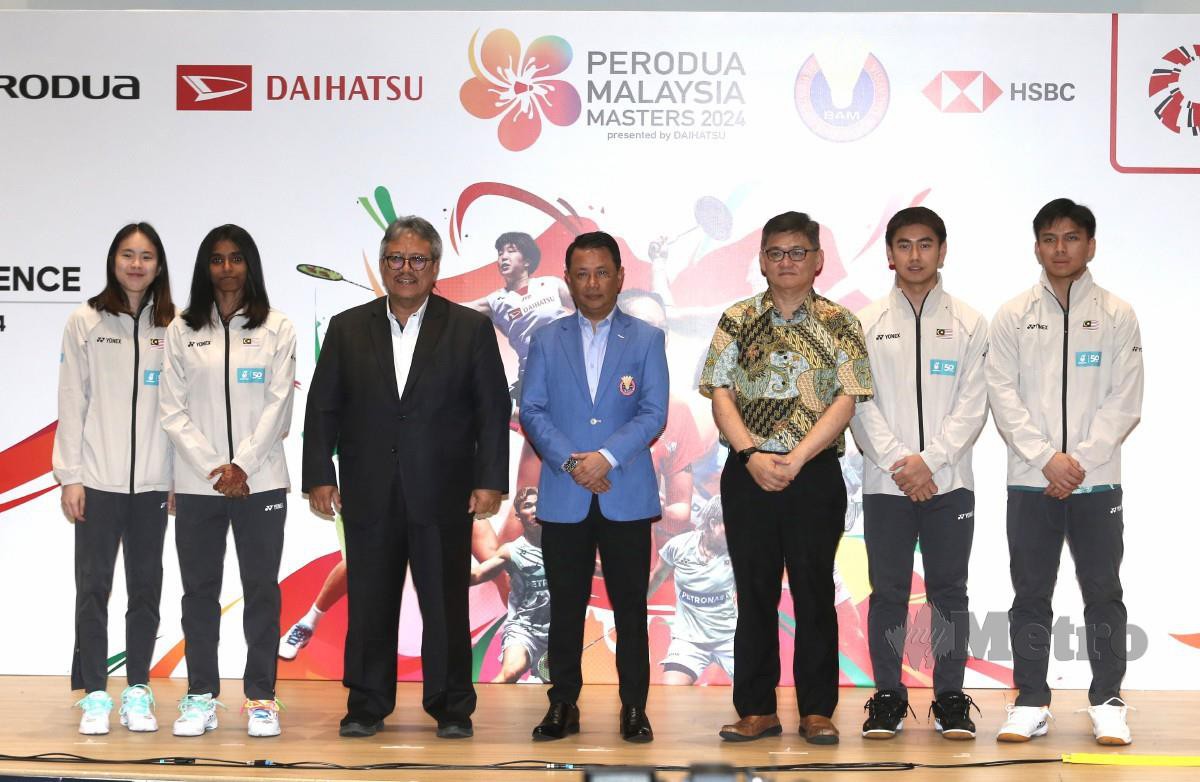SZE Fei (dua kanan) bersama Nur Izzuddin (kanan) pada sidang media Kejohanan Badminton Master di Akademi Badminton Malaysia, Bukit Kiara, semalam. FOTO AMIRUDIN SAHIB