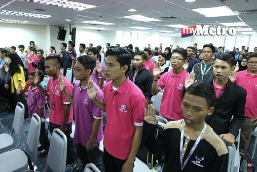 Pelajar melafazkan mukadimah GPMS pada majlis pelancaran Rakan Strategik dan Skuad Jelajah Motivasi Skor Pendidikan 1Malaysia di Menara PTPTN. - Foto SADDAM YUSOFF