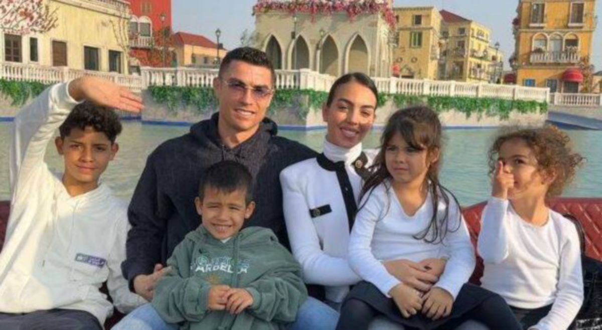 RONALDO bersama keluarganya di Arab Saudi.