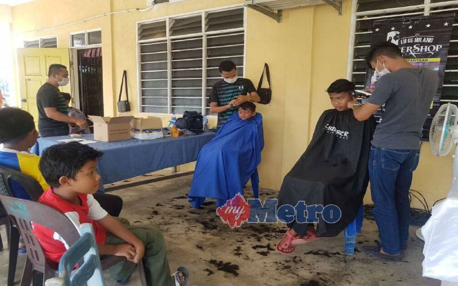 Antara anak nelayan yang menyertai program gunting rambut percuma 'Semak Jetak Gi Sekolah' di Seberang Pintasan, Dungun, hari ini. FOTO Rosli Ilham