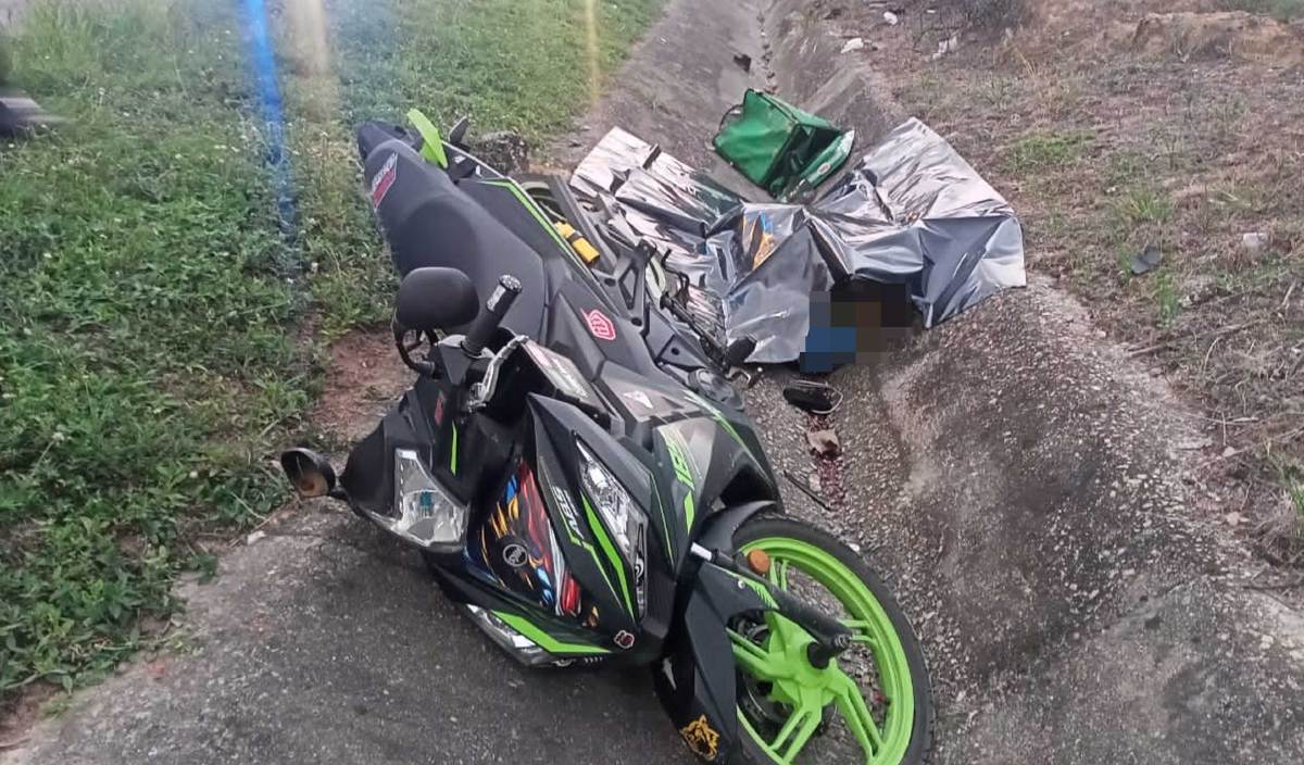 LELAKI maut selepas motosikal ditunggangnya dilanggar lari sebuah kenderaan dalam kejadian di Kilometer (KM) 12.2 Lebuhraya Utara-Selatan Hubungan Tengah (ELITE) dari arah Shah ke Putrajaya, dekat Subang Jaya. FOTO Ihsan PDRM