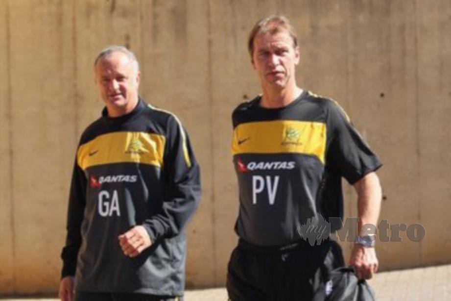 Graham Arnold (kiri) bersama pembantunya pada sesi latihan pasukan Australia baru-baru ini. FOTO File Agensi.
