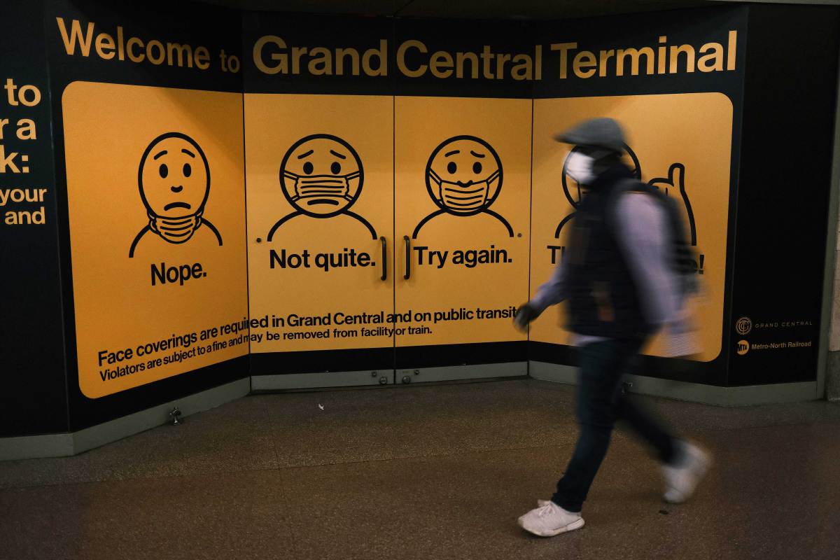 PAPAN iklan menunjukkan cara memakai pelitup muka di Terminal Grand Central, New York. FOTO AFP