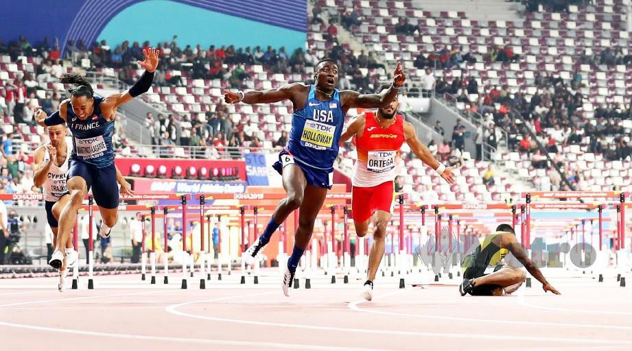 HOLLOWAY (tengah) memenangi perlumbaan 110m lari berpagar manakala pelari Jamaica, McLeod (kanan) terjatuh. — FOTO EPA
